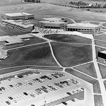 An aerial view of the 赌钱app可以微信提现 campus in the 1980s.