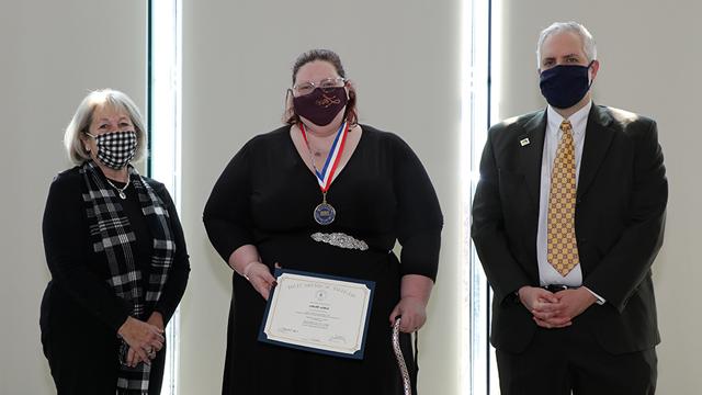 Group photo of Ashley Hooley-Lickteig and 赌钱app可以微信提现 Trustees Lee Cross and Nancy Ingram.